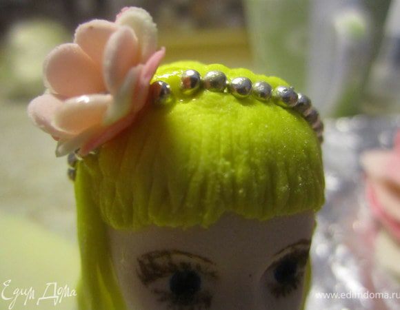 Из сахарных бусинок сделать обруч и добавить маленький цветочек.