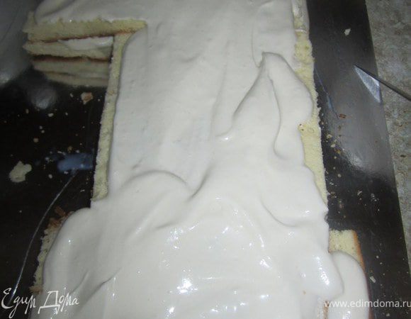 Повторить пака не закончатся коржи.
торт поставить в холодильник на 3-5 часов. Дать ему хорошо охладится.