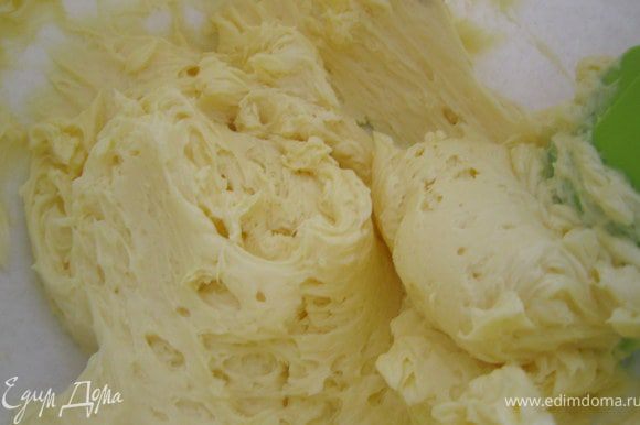 Приготовить масляный крем. масло комнатной температуры взбить, добавить сгущенку и хорошо перемешать.