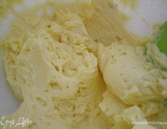 Приготовить масляный крем. масло комнатной температуры взбить, добавить сгущенку и хорошо перемешать.