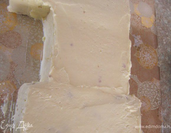 Торт покрыть масляным кремом в 2-3 этапа. Первый черновой.