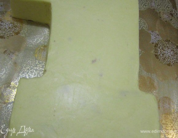 Торт после третьего покрытия и выравнивания.