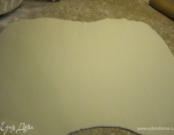 Подготовить белую мастику из маршмелоу. Раскатать ее до нужной формы.