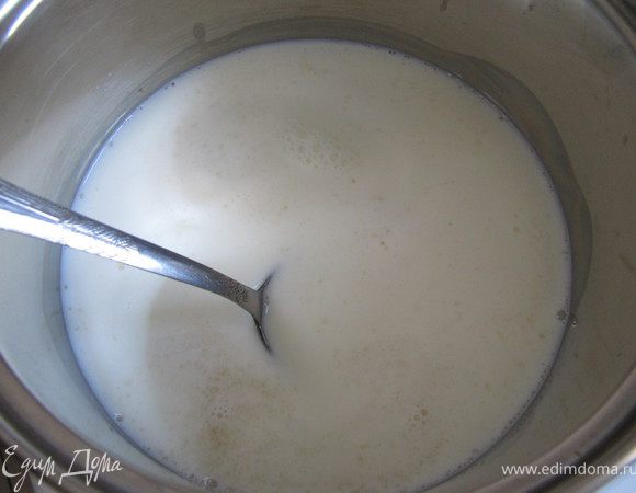 Когда желатин вберет всю воду, влить молоко в кастрюльку с толстым дном и добавить желатин, поставить на медленный огонь и, аккуратно помешивая, нагреть до полного растворения желатина. Нельзя доводить до кипения, особенно если вы взяли сливки, они сразу свернутся. Я брала молоко, потому что со сливками очень калорийно получается :)