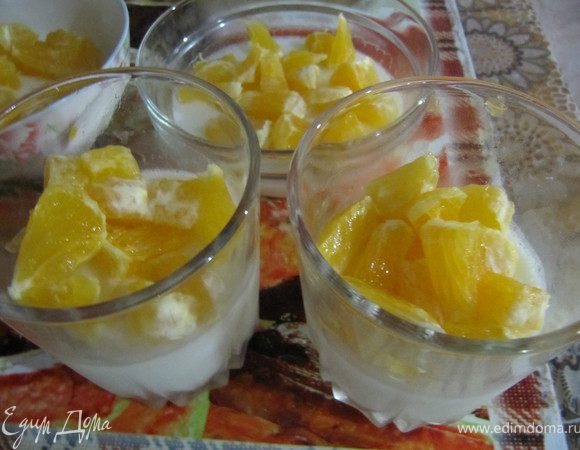 Взять апельсин (у меня уже апельсин был без цедры, она мне для пудинга была нужна, так что получилось безотходное производство) и очистить от кожуры, нарезать кусочками и выложить их сверху застывшего молока.