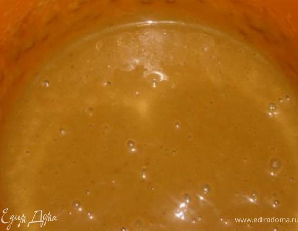 Яйца взбить с щепоткой соли в пышную пену. Добавить сгущёнку и перемешать. 