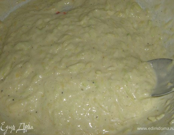 Кабачки очистить от кожуры и семян(если кабачки молодые,то чистить не нужно,только вымыть и отрезать кончики)натереть на крупной тёрке,добавить к кабачкам очищенный и натёртый на крупной тёрке лук,яйцо,кефир,посолить,поперчить,хорошо перемешать и всыпать муку,вымесить тесто до однородной массы,тесто должно быть как густая сметана)