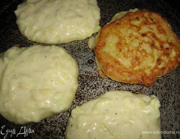 Разогреть в сковороде раст.масло,ложкой выкладывать оладьи и жарить с двух сторон на умеренном огне до золотисто-румяного цвета