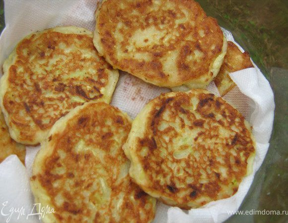 Готовые оладьи выкладывать на бумажные салфетки,что бы убрать излишки масла.