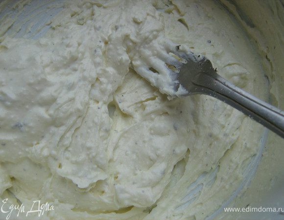 Для дипа:творог взбить с йогуртом,добавить измельчённый чеснок,приправить перцем и солью,взбить её раз.