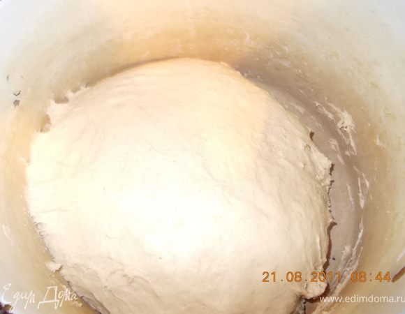 В большую кастрюлю (у меня на 8 л) наливаем молоко, растопленное масло добавляем сахар, яйца, щепотку соли.
Половину муки смешиваем с дрожжами и высыпаем в жидкую часть, остальную муку будем добавлять по немножку, сколько тесто возьмёт. тесто хорошо вымешиваем руками пока оно не будет легко отставать от рук и от стенок кастрюли (у меня на это уходит не меньше 30-40мин)и оставляем тесто подходить. Когда тесто подойдёт  его надо "осадить" - обмять. А когда оно снова подойдёт (долго ждать не придётся) можно приступать к работе. 