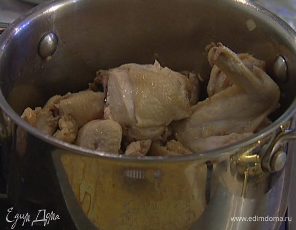 Разогреть кастрюлю с тяжелым дном, уложить туда курицу и тушить под крышкой без добавления масла 5 минут на медленном огне, затем слить сок, снова накрыть крышкой и тушить еще 10 минут.