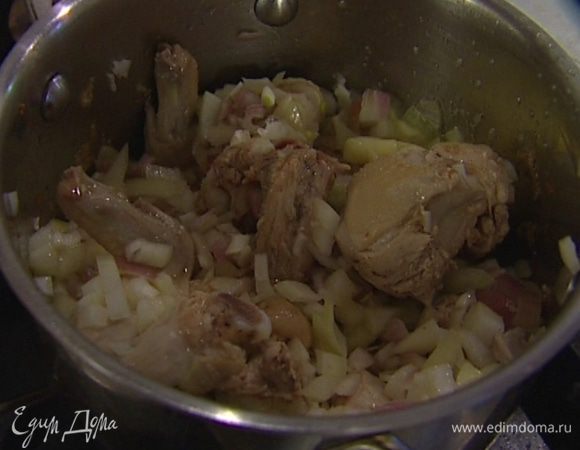 Лук почистить и порубить, выложить его в кастрюлю, добавить сливочное масло, немного сока от курицы и продолжать тушить, пока лук не станет мягче.