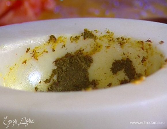 Чеснок почистить и растереть в ступке со щепоткой соли и перца, кориандром, шафраном и хмели-сунели, добавить все пряности к курице, влить оставшийся куриный сок.