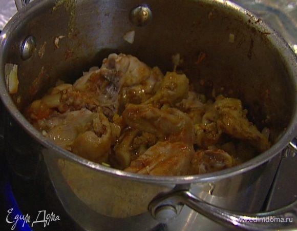 Помидоры ошпарить и снять с них кожицу, мякоть порезать кубиками и отправить в кастрюлю. Накрыть крышкой и тушить на медленном огне около 30 минут.