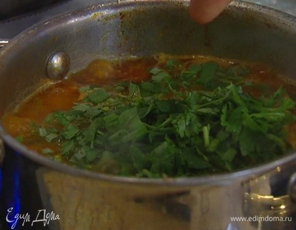 Добавить к курице сацебели, нарубленную зелень, 1 ч. ложку листьев тимьяна и томить под крышкой еще около 5 минут.