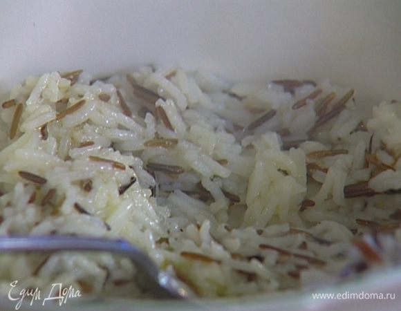 Выложить готовый рис в глубокую тарелку, заправить оливковым маслом и лимонным соком.