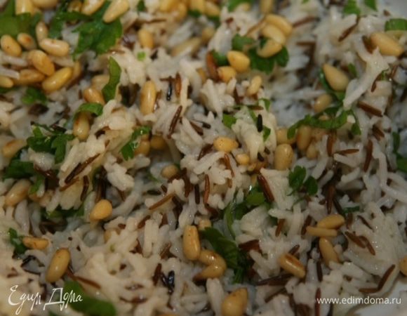 Добавить петрушку, кедровые орехи и все перемешать.