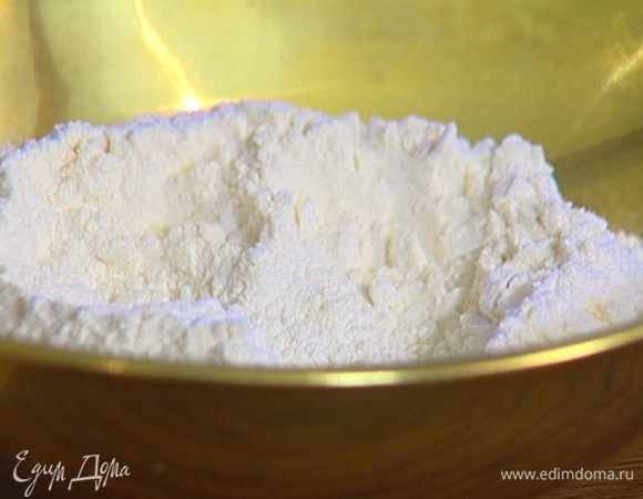Муку смешать с содой, разрыхлителем и солью. 
