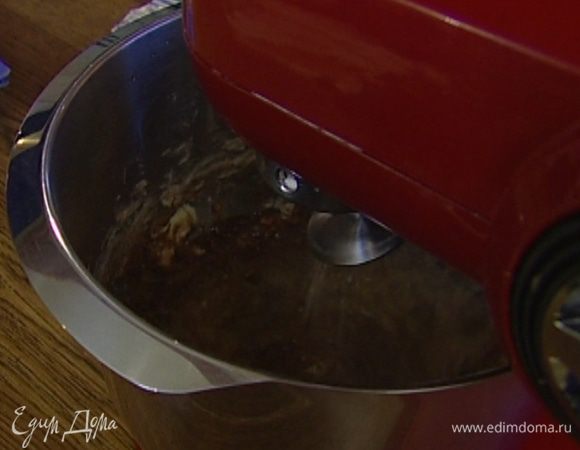 Взбить 100 г предварительно размягченного сливочного масла вместе с шоколадной пастой.