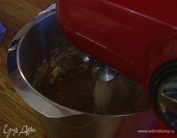 Добавить яйцо, сахар и ванильный экстракт. 