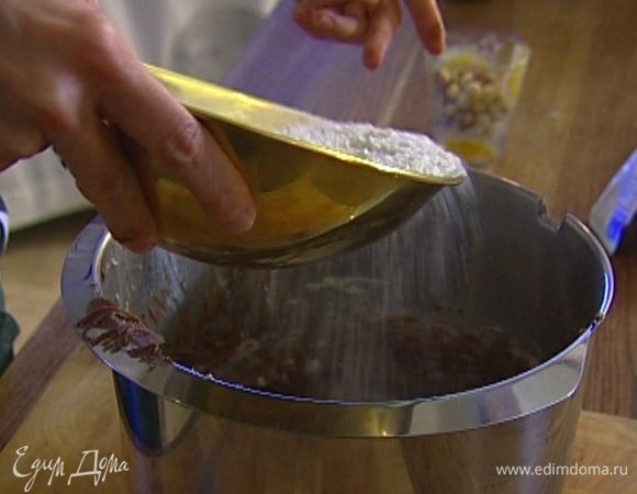 Ввести муку с разрыхлителем и все вымешать. Всыпать фундук и еще раз все перемешать. 