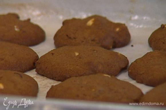 Слепить из теста печеньица, выложить их на противень и выпекать в разогретой духовке 10–15 минут.