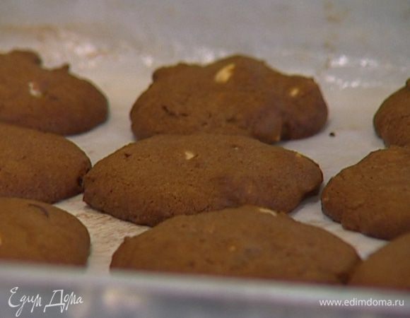 Слепить из теста печеньица, выложить их на противень и выпекать в разогретой духовке 10–15 минут. 