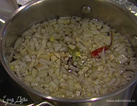 В большую кастрюлю налить холодную воду, добавить фасоль, сухие стручки чили, лавровый лист, половину нарубленного лука и чеснока. Довести до кипения, уменьшить огонь и варить до готовности фасоли, в конце посолить. Вынуть лавровый лист, воду слить и сохранить.