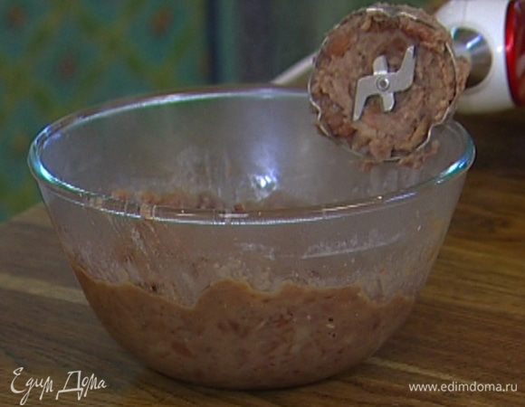 Немного готовой фасоли отложить, остальную размять или взбить в блендере.