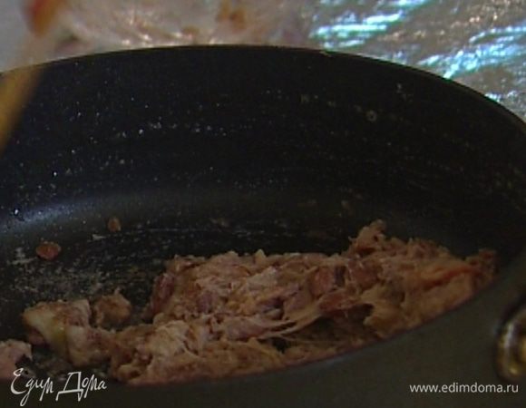 Выложить в сковороду к бекону всю фасоль, добавить натертый сыр, немного воды, в которой фасоль варилась, и вымешать до состояния пасты.