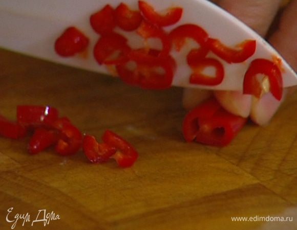 Свежий перец чили, удалив семена, мелко порубить.