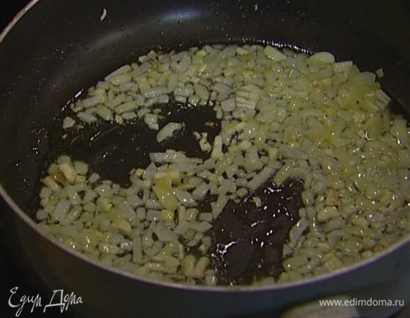 Разогреть в небольшой сковороде растительное масло и обжарить оставшийся лук и чеснок до прозрачности.