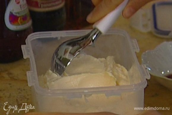 Остывшие сливки соединить с йогуртом, вылить получившуюся массу в пластиковый контейнер и поставить в морозилку минимум на 4 часа. Время от времени перемешивать мороженое деревянной ложкой, чтобы масса осталась однородной.