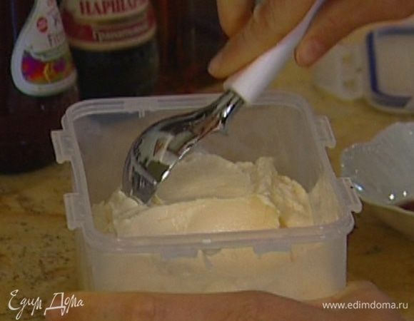 Остывшие сливки соединить с йогуртом, вылить получившуюся массу в пластиковый контейнер и поставить в морозилку минимум на 4 часа. Время от времени перемешивать мороженое деревянной ложкой, чтобы масса осталась однородной.