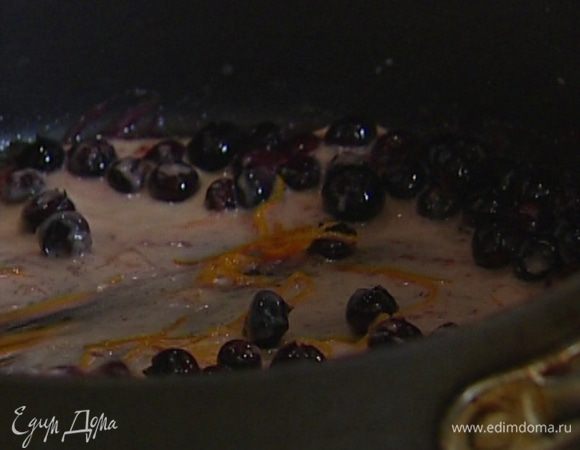 Добавить в сковороду цедру апельсина, 1 ч. ложку ванильного экстракта, сок лайма и апельсина, крахмальную воду, все перемешать и остудить. 
