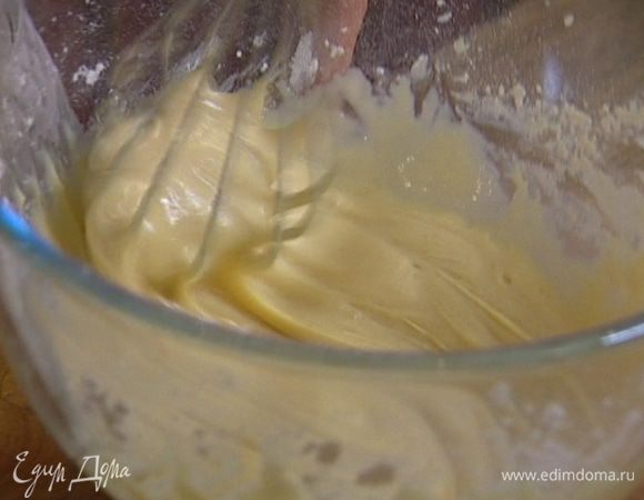 Яйцо взбить с молоком и 60 г сахарной пудры, добавить муку и вымешать, чтобы получилось тесто однородной консистенции, без комков. 