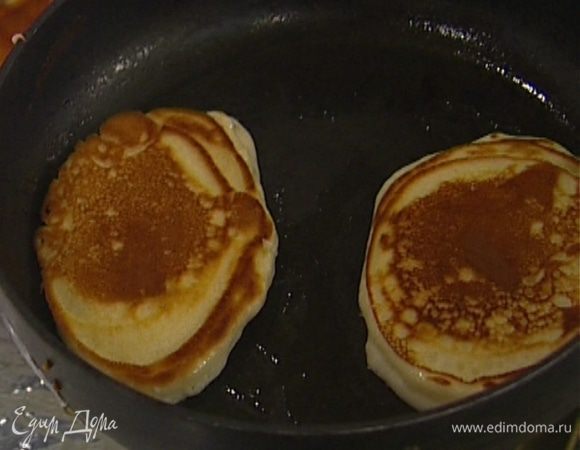 Разогреть в сковороде немного растительного масла и пожарить оладьи. 