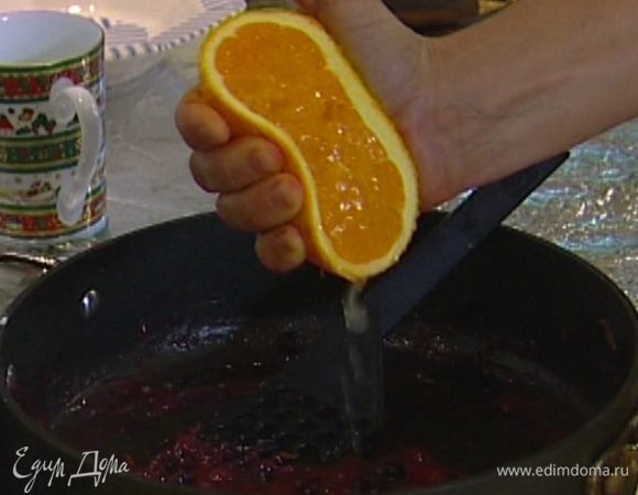 Из лайма и апельсина выжать сок.