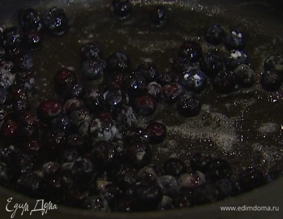 Приготовить соус: растопить в сковороде сливочное масло, добавить ягоды, 75 г сахарной пудры и потомить пару минут на медленном огне.