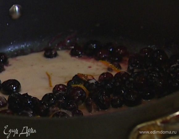 Добавить цедру апельсина, ванильный экстракт, сок лайма и апельсина, крахмальную воду, все перемешать и остудить. 