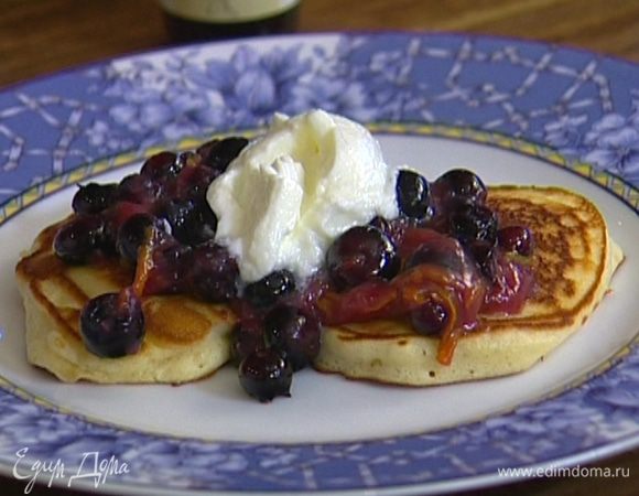Полить оладушки ягодным соусом, украсить мятой и подавать с йогуртом.
 

