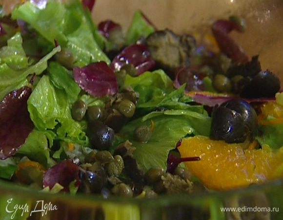 Нарезанный апельсин отправить в салат, добавить оливки, разломив их пополам, каперсы, розовый перец, бальзамический уксус и оставшееся оливковое масло.