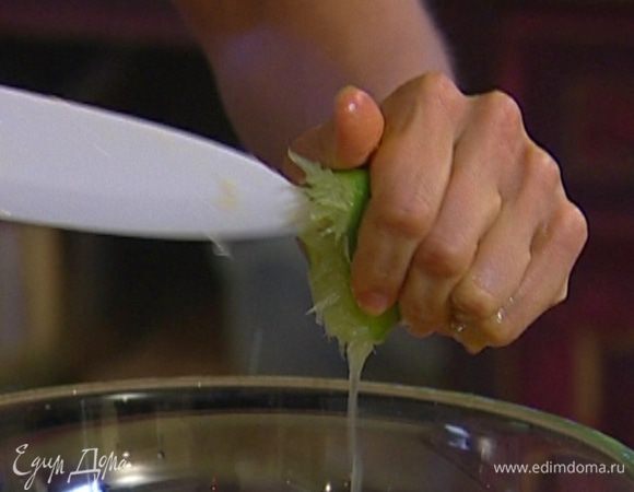 Выжать в салат сок половинки лимона и лайма, поперчить, посолить и все перемешать. 