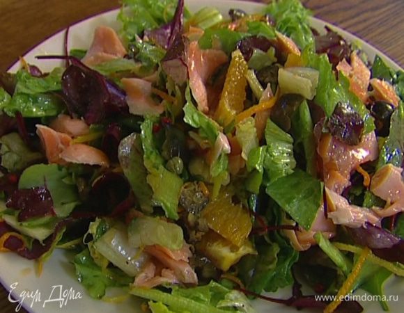 Переложить салат на большое плоское блюдо, сверху разложить рыбу, разобрав ее на небольшие кусочки без кожи. 