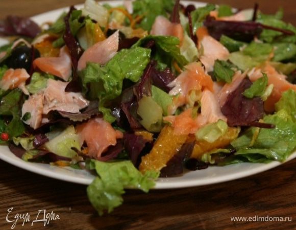 Листья мяты порвать руками и присыпать салат.