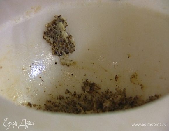 Чеснок почистить, растереть в ступке вместе с перцем и солью и натереть этой смесью цыпленка.