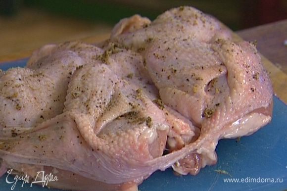 Сделать на коже цыпленка надрезы и спрятать в получившиеся карманы концы ножек и крылышек.
