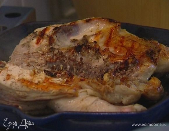 Сильно разогреть сковороду (можно сковороду-гриль), уложить на нее цыпленка, накрыть тяжелой крышкой и жарить на среднем огне до образования румяной корочки 20–30 минут, затем перевернуть и пожарить таким же образом с другой стороны.