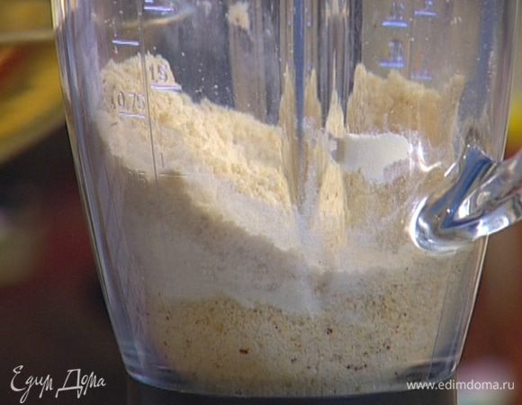 Приготовить тесто: фундук и кокосовую стружку измельчить в блендере.
2. Добавить 50 г муки и еще немного все измельчить. 
